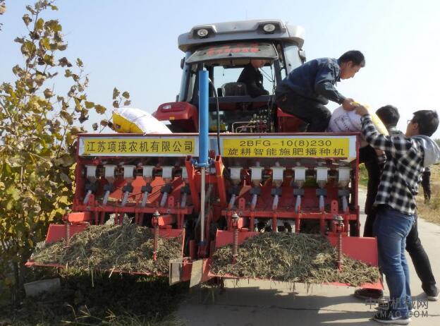 在自动驾驶仪上：中国转向无人驾驶拖拉机，结合农业改革 中国机械网,okmao.com