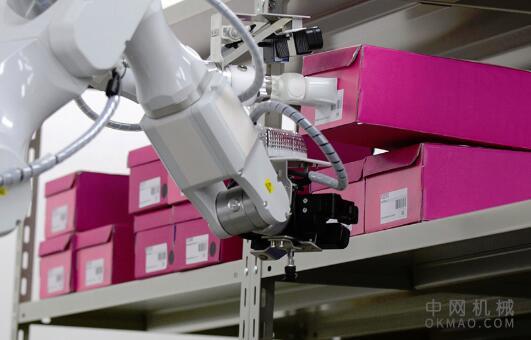 机器人正在缩放仓库货架，以便更快地为您提供物品 中国机械网,okmao.com