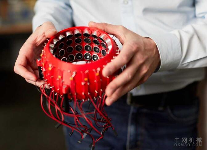 5E32C2AFBF81F1580384943.jpeg 这种超声波抓手可以让机器人在不触摸的情况下握住东西 中国机械网,okmao.com