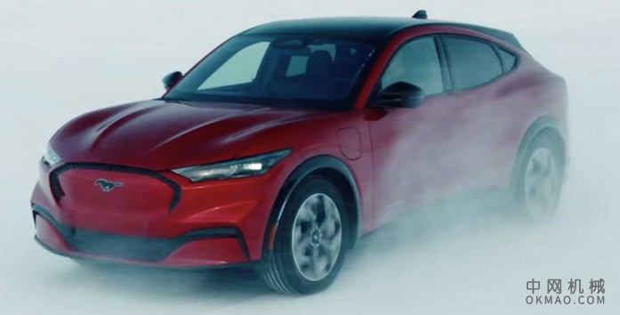 观看2021年福特野马Mach-E在雪地里的漂移 中国机械网,okmao.com