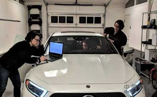 梅赛德斯·奔驰工程师在家中处理工作 中国机械网,okmao.com