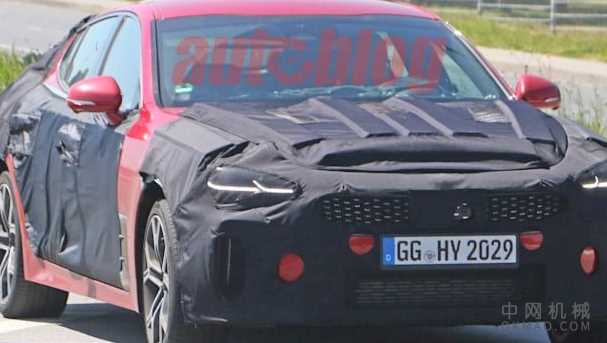 2021年的起亚斯汀格(Kia Stinger)本周在德国的公路上进行了测试,身穿重型迷彩,以掩饰其中期更新中的变化 中国机械网,okmao.com