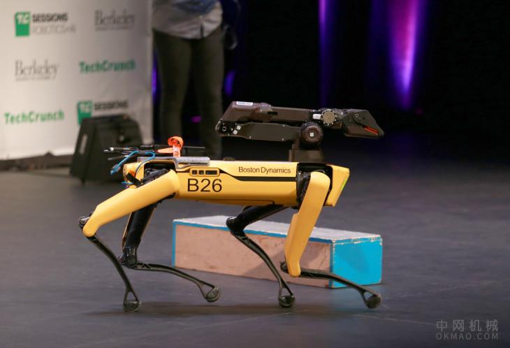 波士顿动力公司的Spot正在新加坡公园巡逻，以鼓励社会隔离 中国机械网,okmao.com