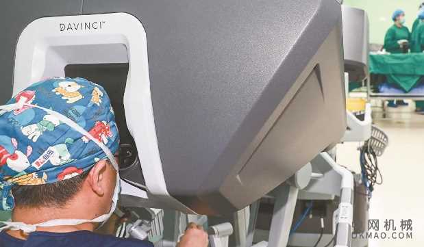 借助全球最先进的一款达芬奇机器人仅通过3个直径8毫米的小孔，就为她完成了切除狭窄输尿管、连接正常输尿管等一系列高难度操作 中国机械网,okmao.com