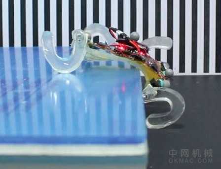 SQuad：可以行走和爬上障碍物的微型机器人 中国机械网,okmao.com