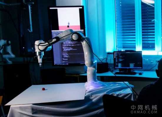 教机器人观察和感受:机器人正在执行越来越多的工业任务,但是仍然需要人工操作人员来执行更复杂的操纵动作 中国机械网,okmao.com