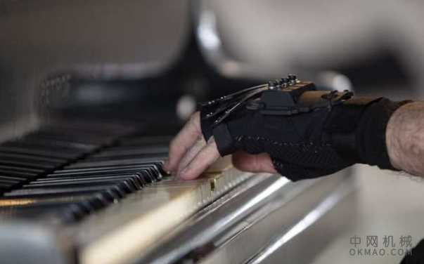 “魔术”手套让备受赞誉的巴西钢琴家再次演奏 中国机械网,okmao.com