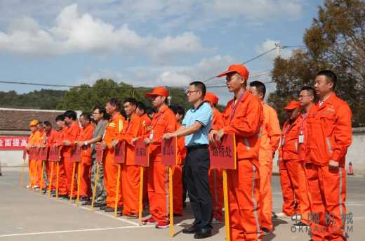挖路机开啤酒瓶！装载机叠罗汉！你见过吗？ 中国机械网,okmao.com