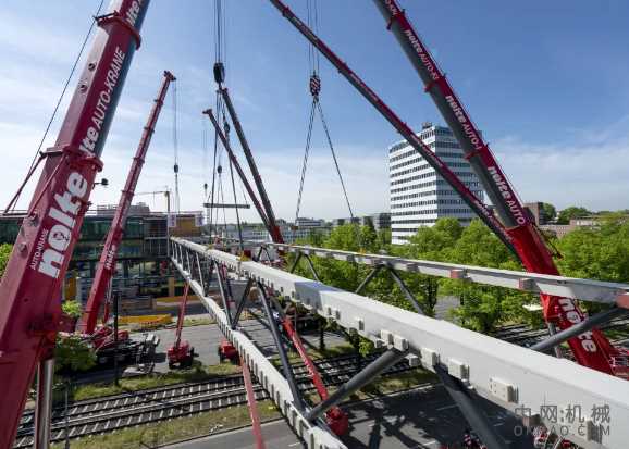 六台利勃海尔起重机在夜间轮班作业 中国机械网,okmao.com