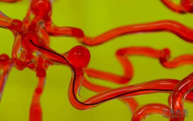 机器人线旨在滑过大脑血管：麻省理工学院的工程师已经开发出一种可磁操纵的，类似于线程的机器人 中国机械网,okmao.com