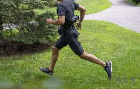 多功能便携式外穿服可协助步行和跑步 中国机械网,okmao.com