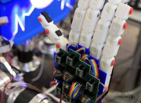 团队为类人机器人编程以手语进行交流 中国机械网,okmao.com