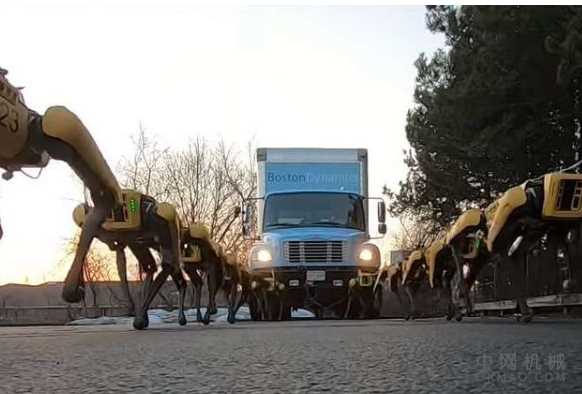 SpotMini机器人团队将一辆货车推上山坡 中国机械网,okmao.com