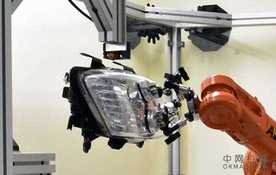 机械手3D在前照灯上打印更换支架 中国机械网,okmao.com