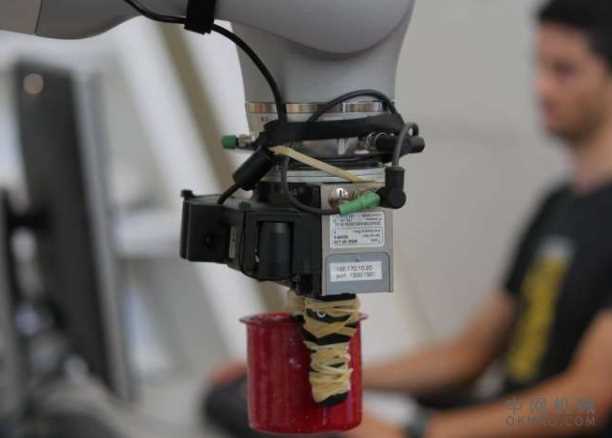 机器人检查后可以捡起任何物体：诸如装配线之类的受控环境中的机器人能够一次又一次地拾取同一物体 中国机械网,okmao.com