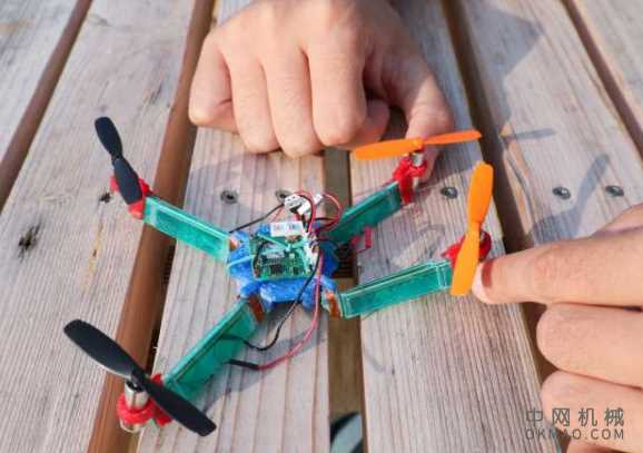 受到昆虫启发的无人机在撞击时会变形 中国机械网,okmao.com