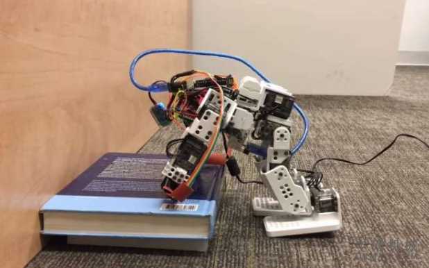 教人形机器人的工程师用双手阻止自己跌落 中国机械网,okmao.com