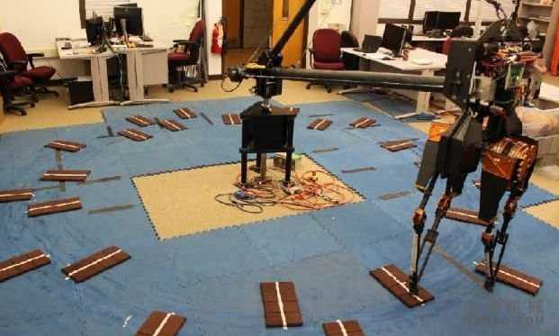 双足机器人可在踏脚石上动态行走 中国机械网,okmao.com