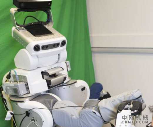 机器人自学如何打扮人：PR2机器人在研究小组成员Henry Clever身上穿上礼服 中国机械网,okmao.com