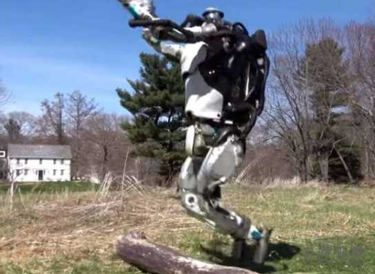 人形生物阿特拉斯(Atlantic Atlas)有点喘气和慢跑,跳过原木 中国机械网,okmao.com