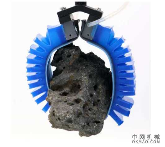 壁虎风格的粘合剂可帮助柔软的机器人手指获得更好的抓地力 中国机械网,okmao.com