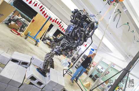 Bipedal Atlas能够弄清在混乱的瓦砾中的前进位置 中国机械网,okmao.com