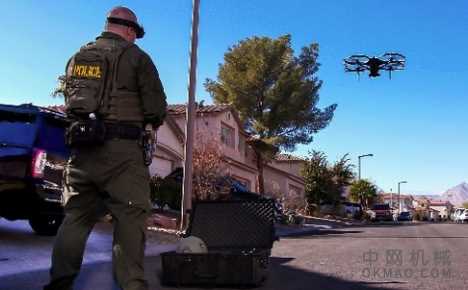 特警飞行无人机打破玻璃,坠机后翻转 中国机械网,okmao.com