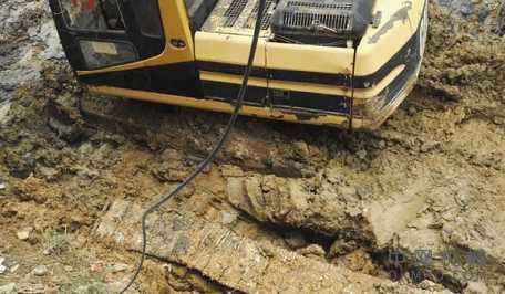 挖机在泥水中怎样作业…… 中国机械网,okmao.com