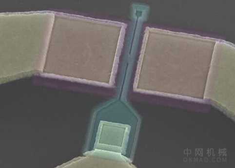 研究人员创造了一种混合技术,结合了III-V隧道FET和MOSFET:金属化后隧道FET顶视图的伪彩色扫描电子显微镜(SEM)图像 中国机械网,okmao.com