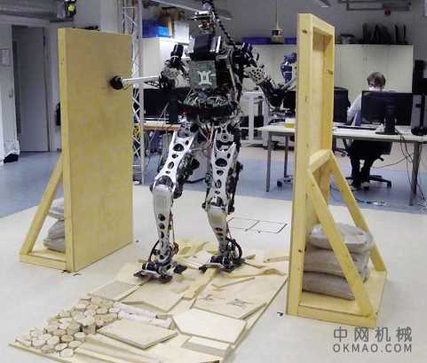 双足机器人正在学习用胳膊和腿移动：多触点运动可以帮助人们避开棘手的环境，这是机器人开始学习的技能 中国机械网,okmao.com