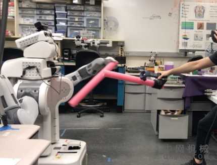 对抗机器人可以帮助人类更有效地锻炼：带有PR2的泡沫剑击剑是最好的运动方法 中国机械网,okmao.com