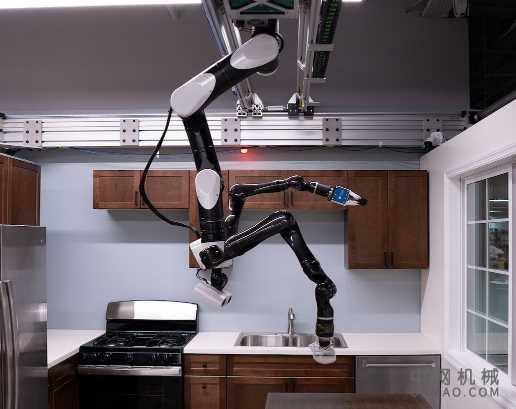 丰田研究中心展示了吊装式家用机器人,该原型操纵器只是TRI一直在研究的很酷的机器人之一 中国机械网,okmao.com