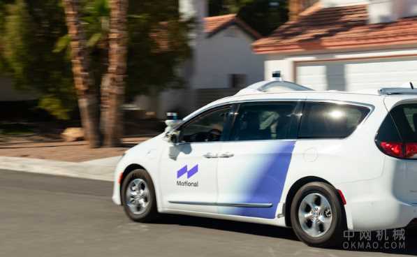 自动驾驶汽车在拉斯维加斯鸟瞰 中国机械网,okmao.com