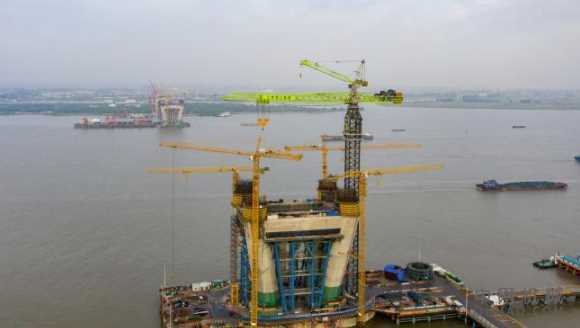 全球首台万吨米级上回转塔机正式投入使用 中国机械网,okmao.com